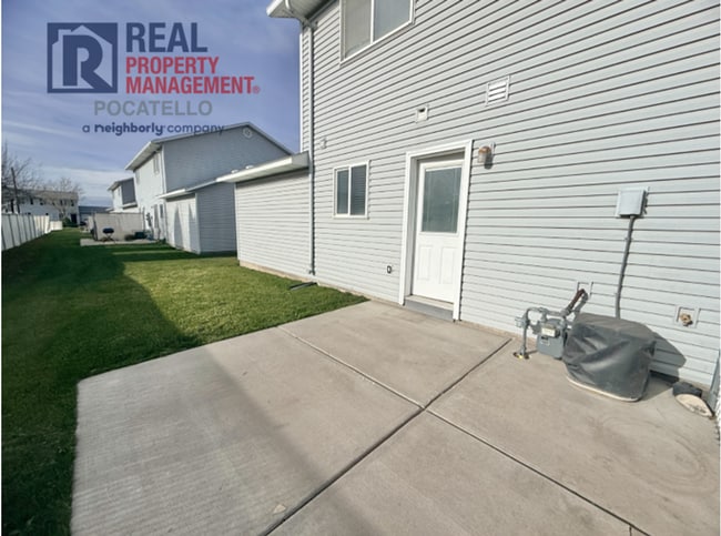 Building Photo - 3 Bedroom 1.5 Bath duplex - 1 car garage