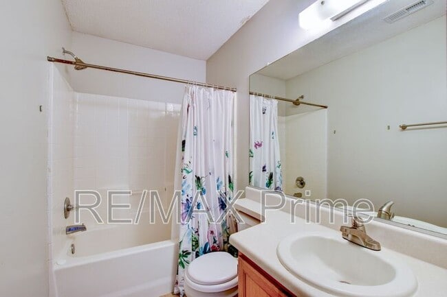 Building Photo - 214 Jouster Way