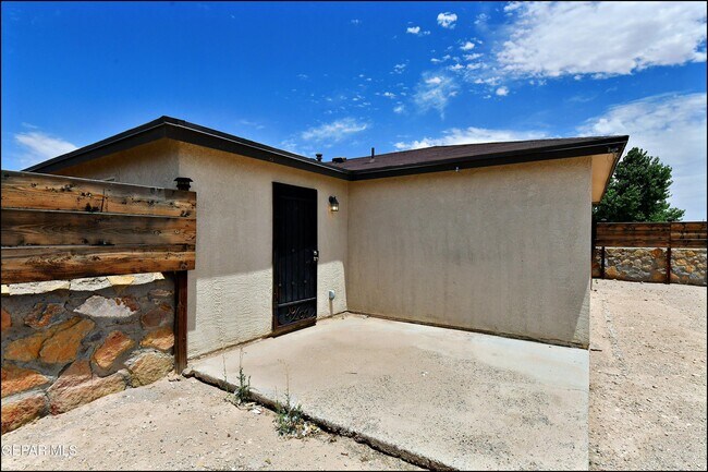 Building Photo - 916 Villa Seca Dr