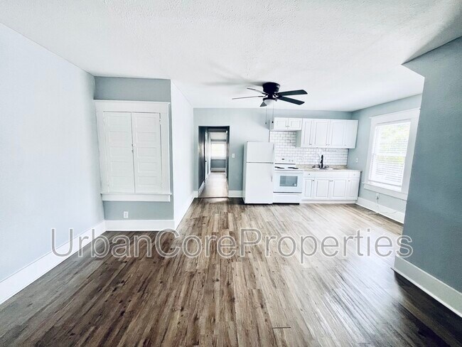 Building Photo - 144 7th Ave N