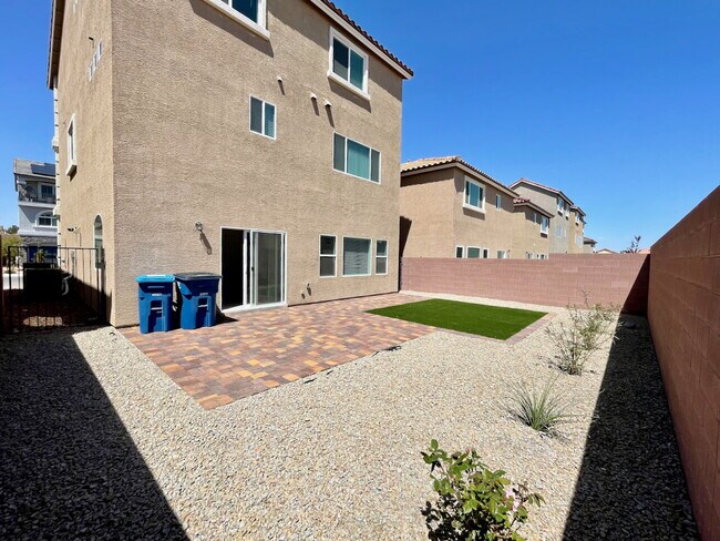 Building Photo - BEAUTIFUL 5 BED 3.5 BATH 3 FLOORS 2 CAR GARAGE SINGLE FAMILY HOME W/ LARGE LOFT & BACKYARD FOR RENT!