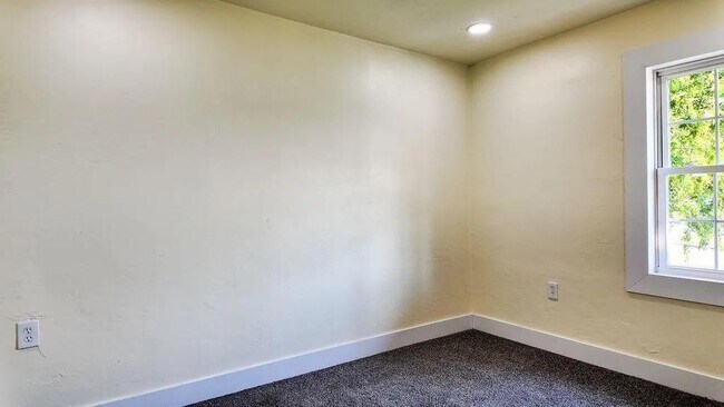 Building Photo - 2913 SW 13th St