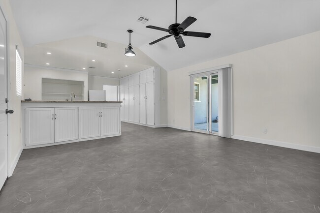 Building Photo - 4824 Benito St