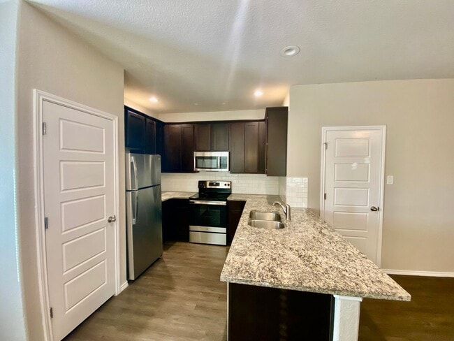 Building Photo - Luxury Townhome in New Braunfels