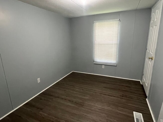 Building Photo - Newly renovated 3 Bedroom Mobile Home Just...