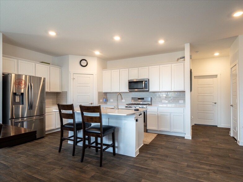 Building Photo - 14020 Neskar Dr