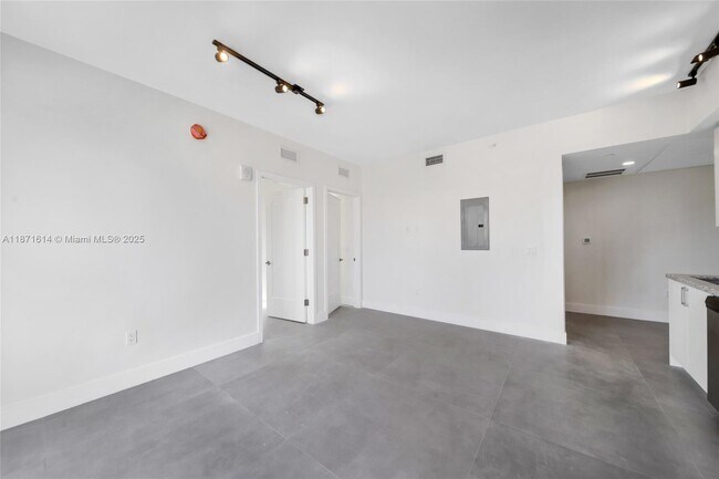 Building Photo - 1536 NW 15th Ave