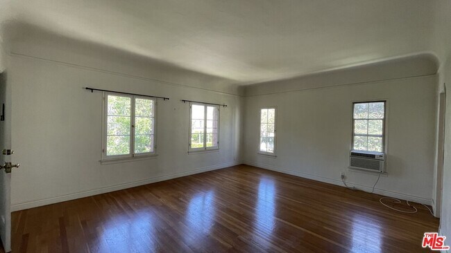 Building Photo - 444 N Sycamore Ave