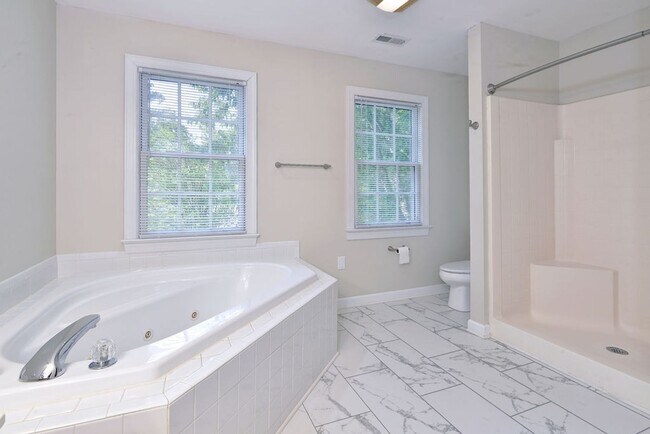 Building Photo - Beautiful Poquoson Home.