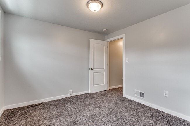 Building Photo - Beautiful Newly Renovated 3 Bedroom 2 Bath...
