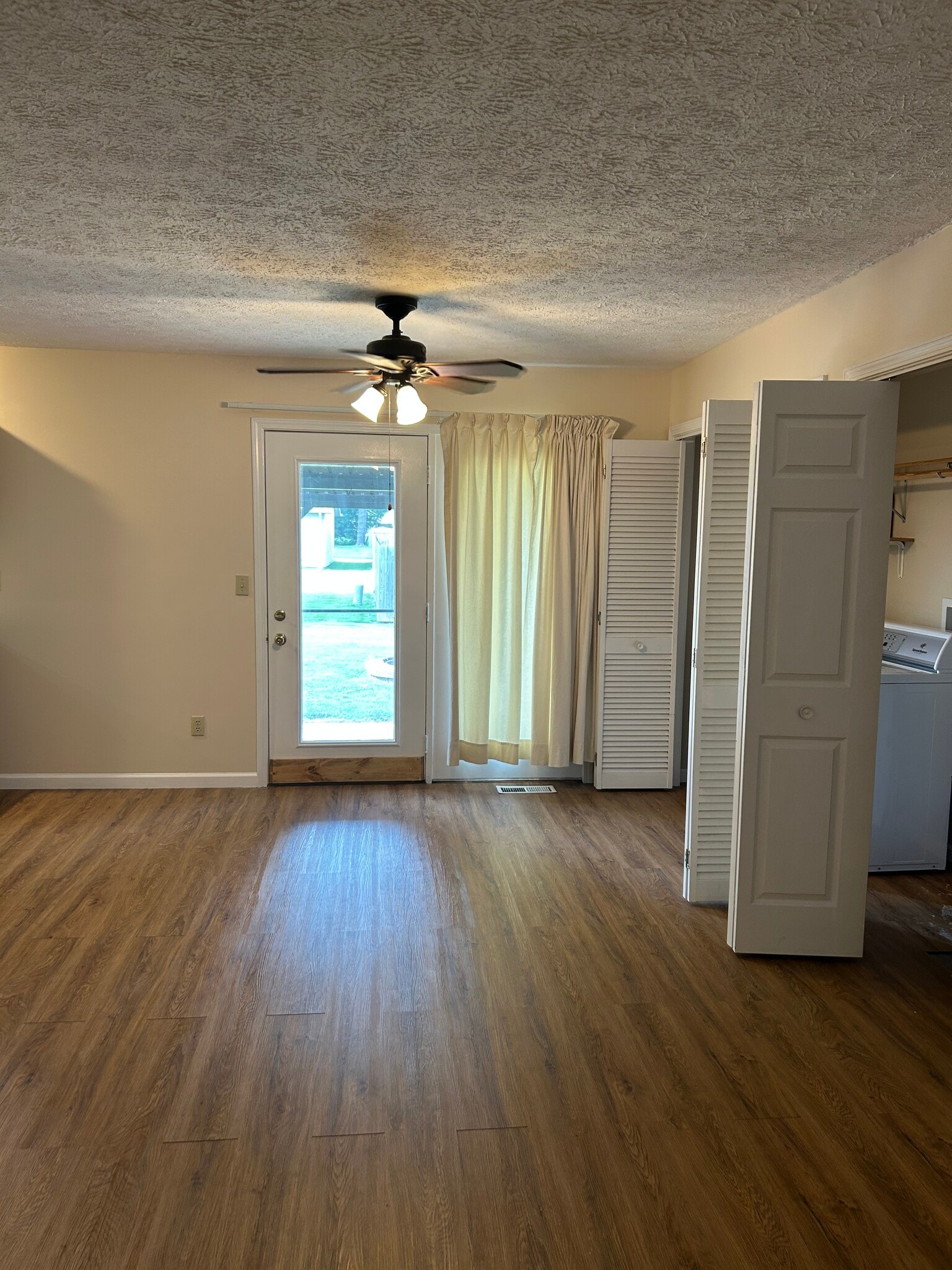 Dining area - 518 E South St