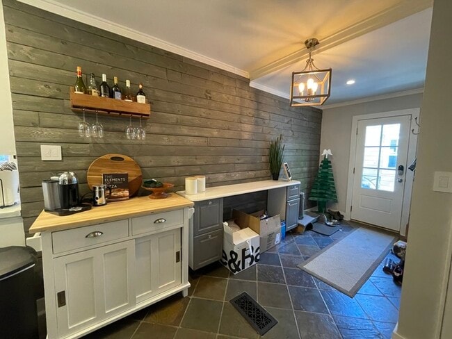Building Photo - Large bright and clean Brookside home