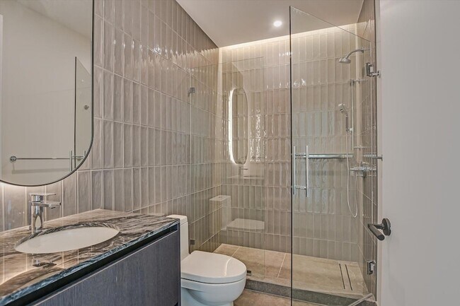 Building Photo - 610 Davis St