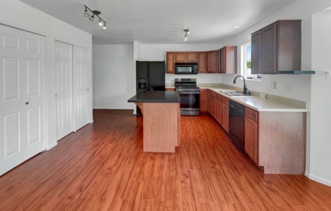 Building Photo - 12660 Eastlake Dr