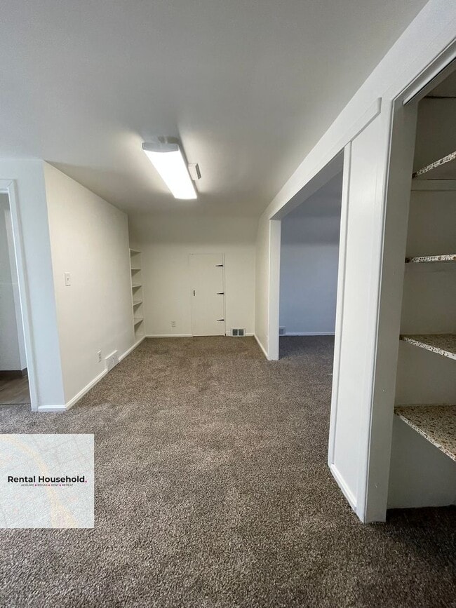 Building Photo - Dream Bungalow Awaits: Space, Style & Serenity!~ $1400