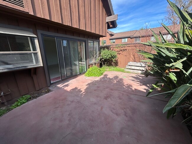 Building Photo - 1327 Westmont Dr