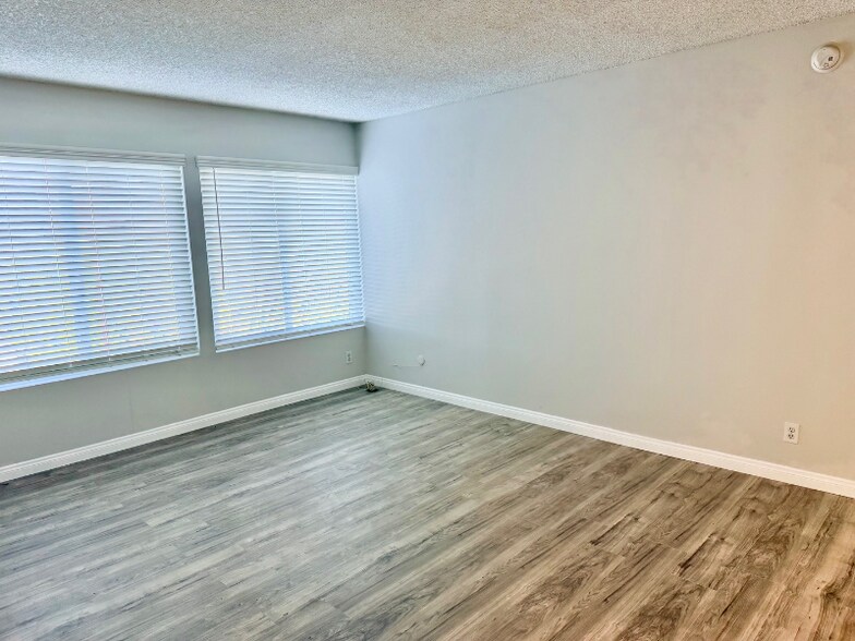 Building Photo - 17440 Burbank Blvd