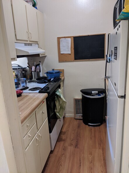 Building Photo - 3909 Pine St