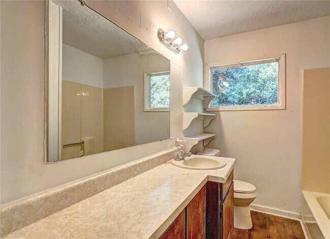 Building Photo - 2423 Thrasher Ave