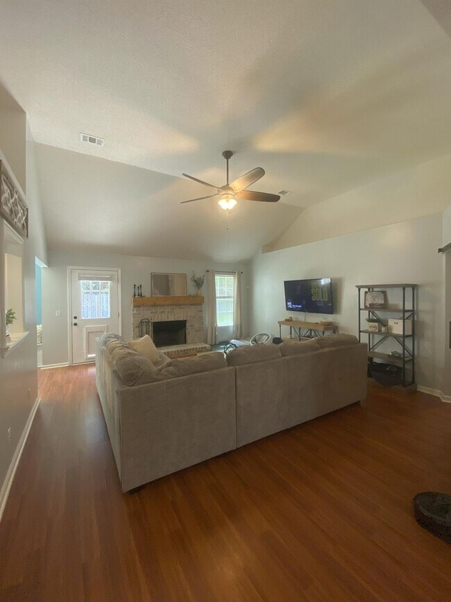 Building Photo - Beautiful 3 Bedroom Home with Fireplace & Private Backyard in Pooler