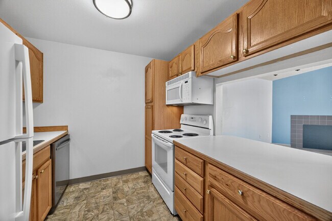 Building Photo - Your New Auburn Home Awaits — Bright 2BR Condo with Balcony & Pool Access