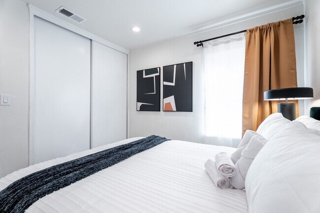 Building Photo - 2359 Oakwood Dr