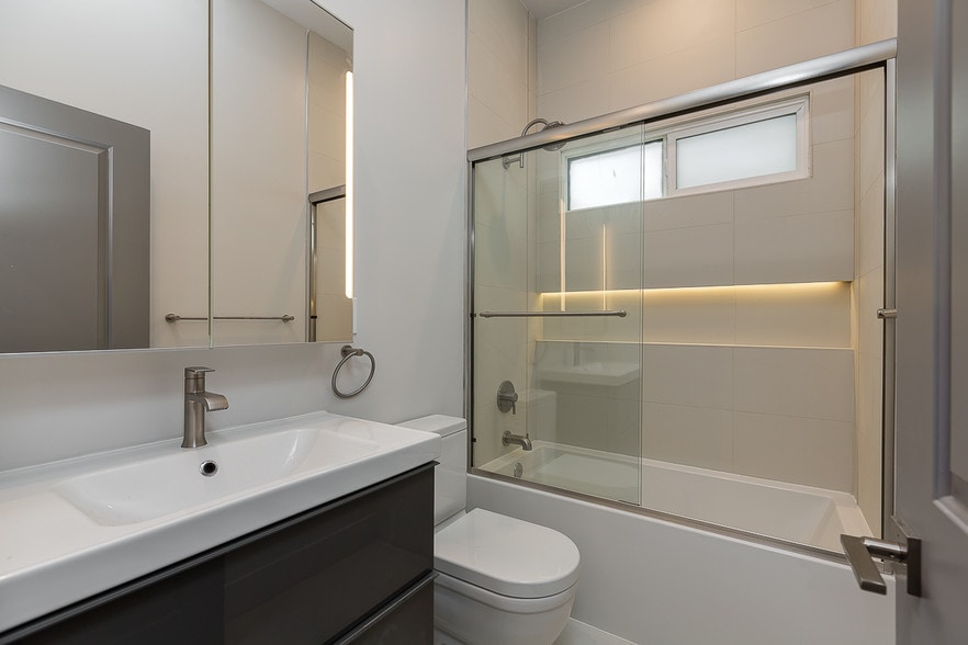 Building Photo - 1334 S Westlake Ave