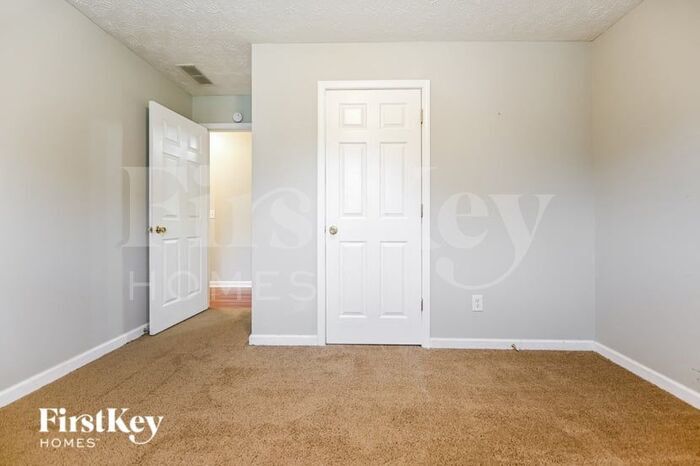 Building Photo - 80 Pebble Ln