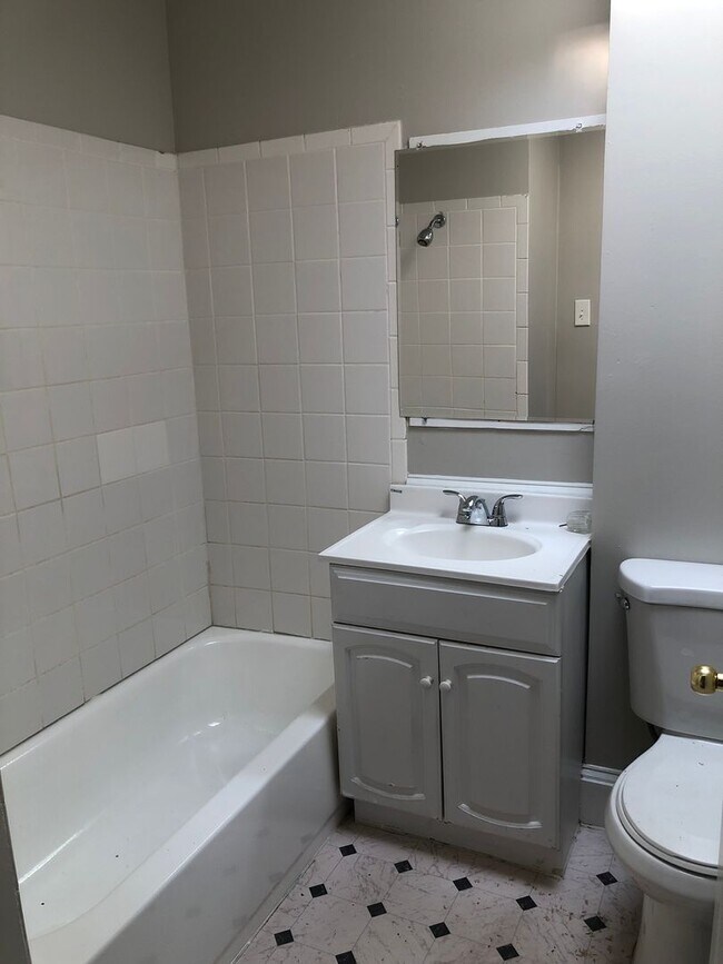 Building Photo - Recently Renovated 3 Bedroom In Mosher for...