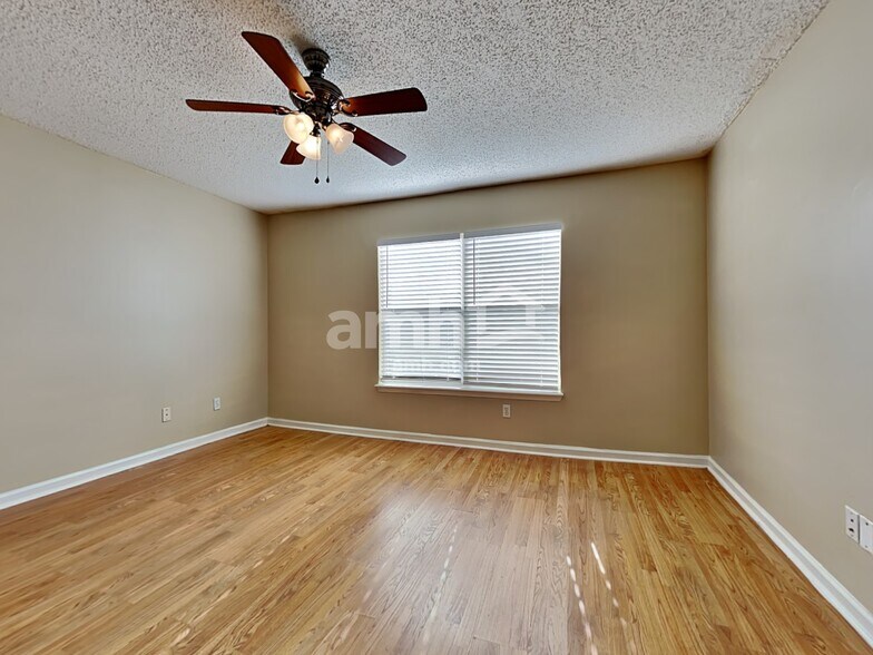 Building Photo - 4523 Deer Valley Dr
