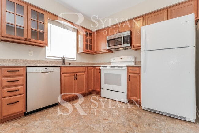 Building Photo - Welcome home to this 3 bedroom, 1 bathroom home