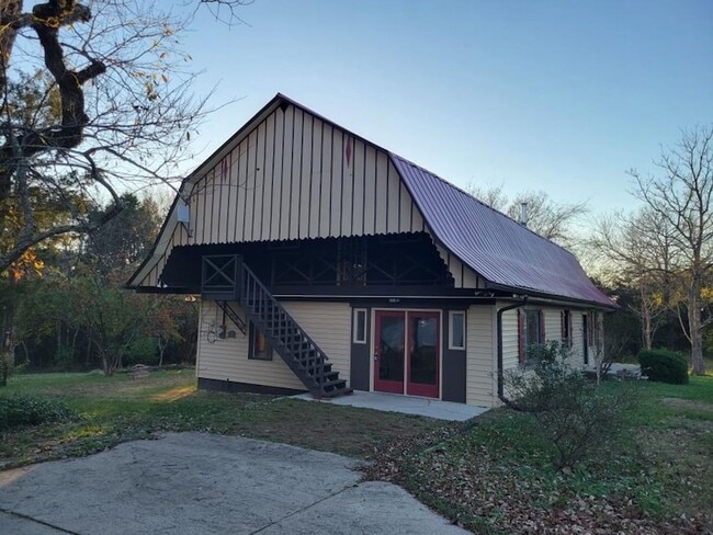 Building Photo - 688 Speck Rd