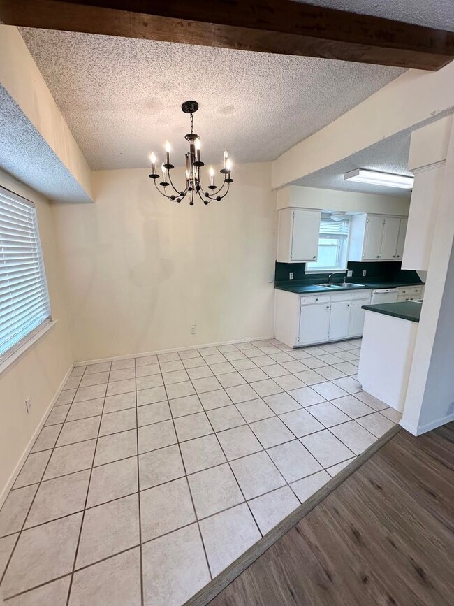 Building Photo - 3 Bedroom 2 Bathroom For Rent