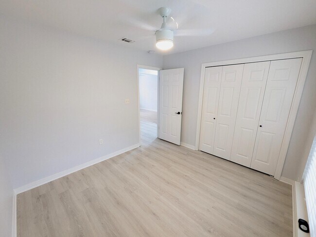 Building Photo - 1837 Sunrise Dr