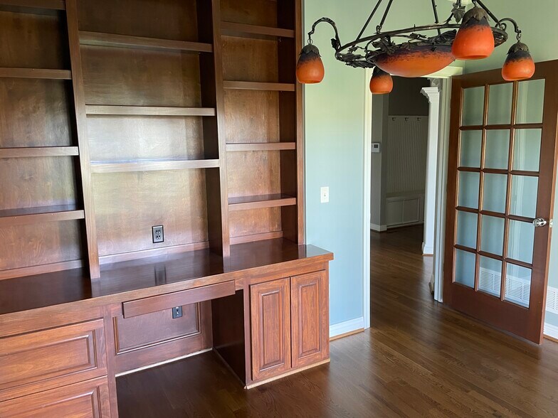 Building Photo - 4217 Village Club Dr