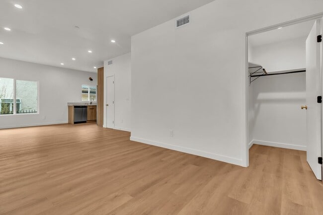 Building Photo - 414 S Ave 56