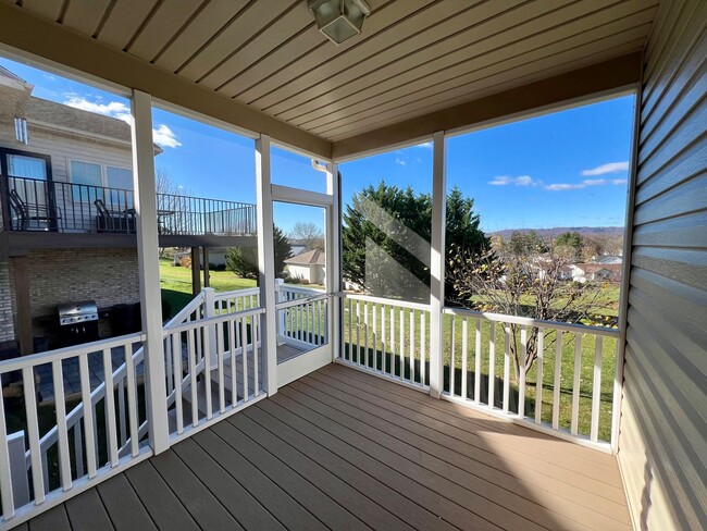 Building Photo - Large duplex with a screened in porch, gar...