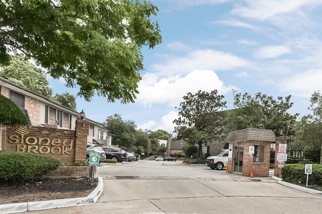 Building Photo - 1811 Stoney Brook Dr