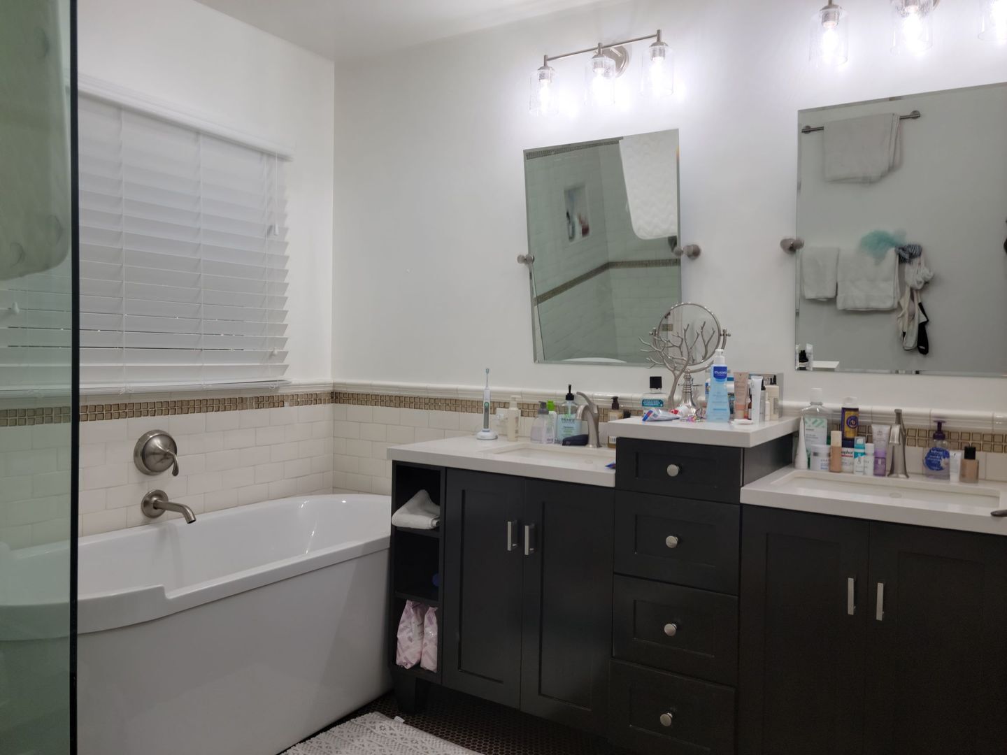 Building Photo - Stunning Remodeled 4 Bedroom House with Large Front Yard, Garage, Pool & Spa in Studio City!