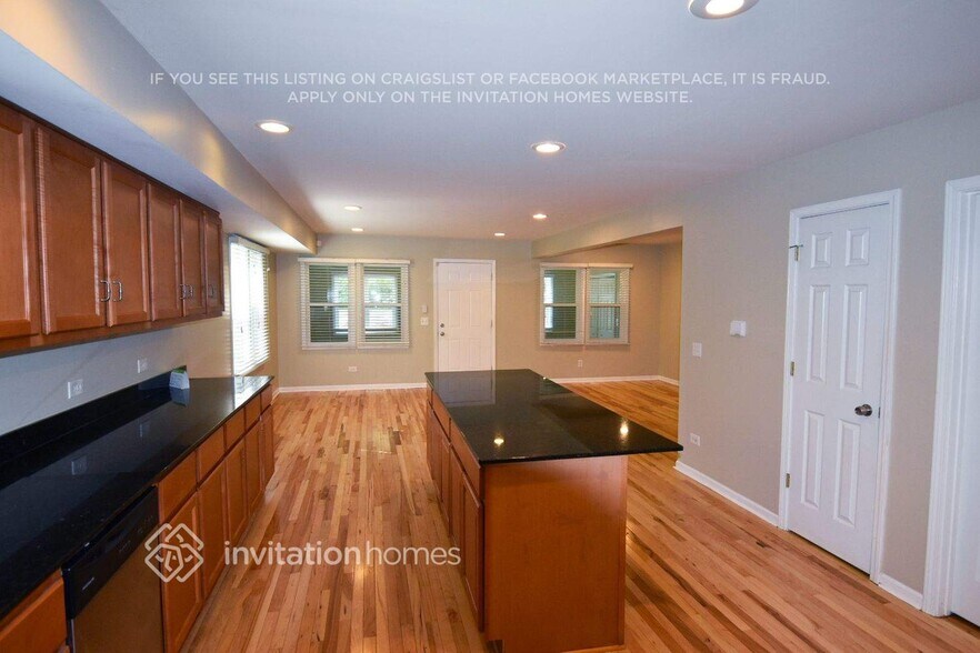 Building Photo - 26805 Circle Dr S