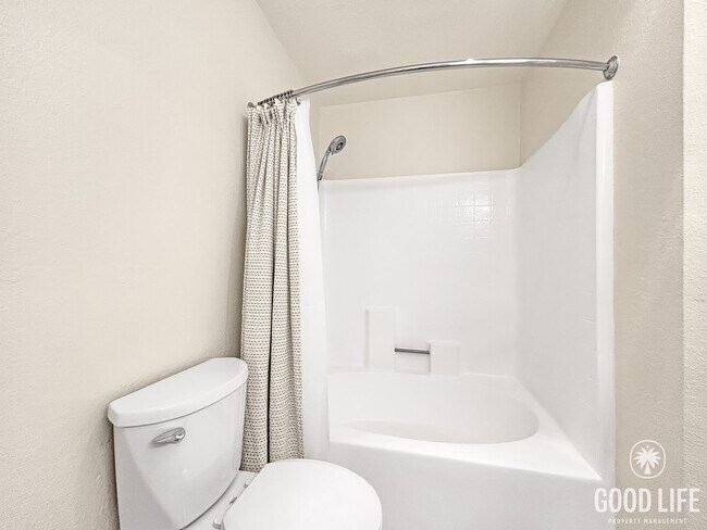 Building Photo - Stunning 2BD/2BA W/ Updated Kitchen and Re...