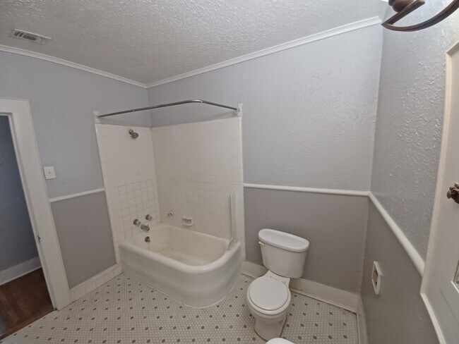 Building Photo - 214 Funston Pl