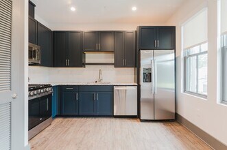 Building Photo - Studio Apartment Living in Washington Square!