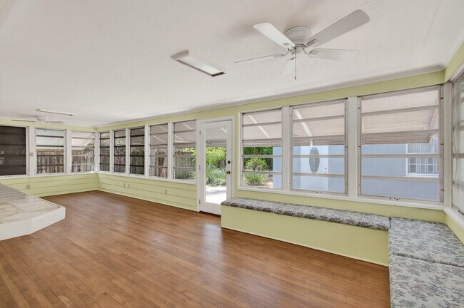 Building Photo - 817 N Palmway