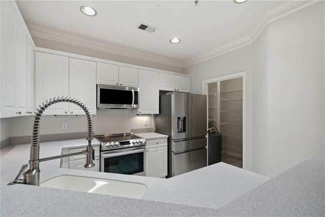 Building Photo - 2400 Cumberland Pkwy SE