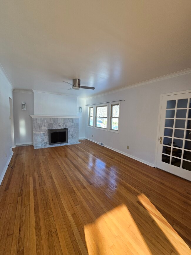 Building Photo - 1412 Lake Dr