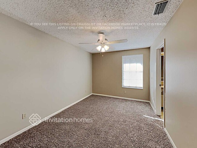 Building Photo - 16601 Vallely Dr