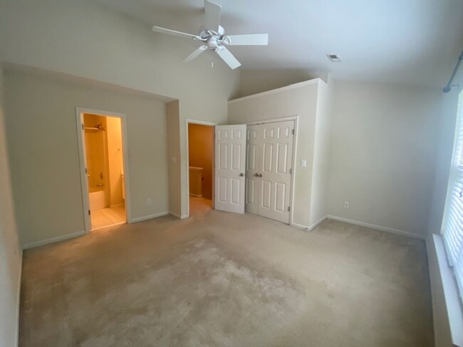 Building Photo - Must See Townhouse! Tons of Living Space! ...