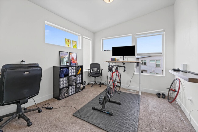 Building Photo - 1010 Rooftop Dr