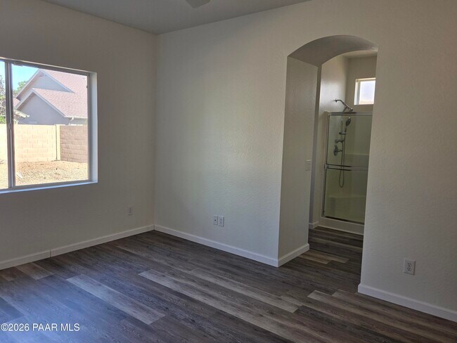 Building Photo - 556 N Robles St